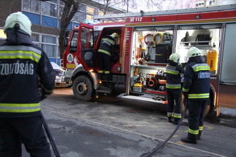 Tűz egy társasházban Székesfehérváron - szeméttároló égett