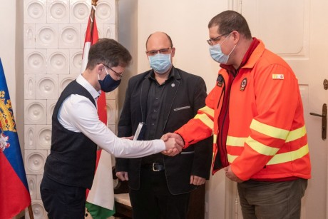 Átvette a Magyar Mentésügyért Emlékérem plakettjét Székesfehérvár polgármestere