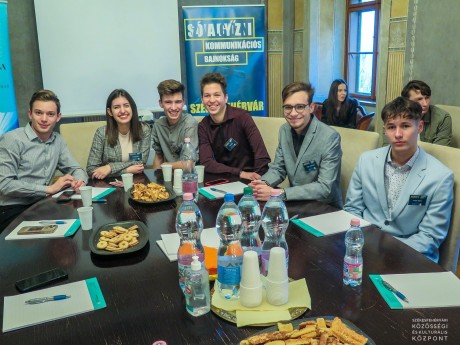 Vitára késztették az újakat a régiek a Szóval győzni mentornapján