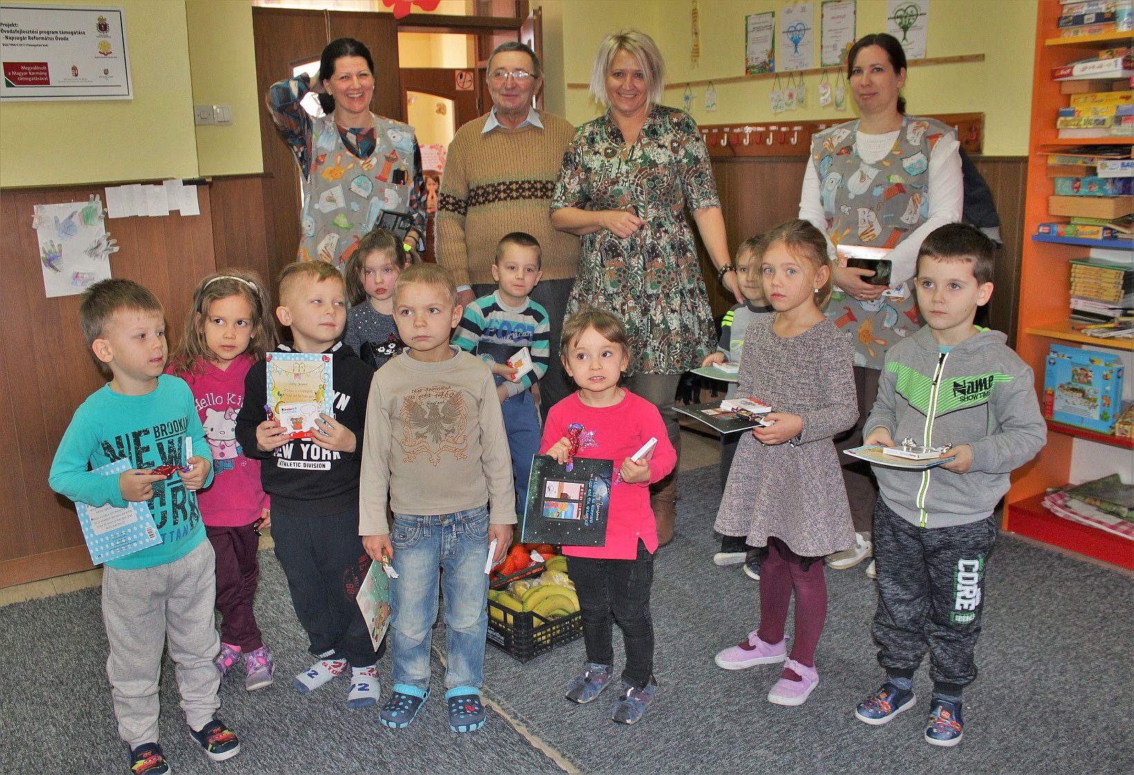 Székesfehérvári látogatás Bácskossuthfalván - könyveket és játékokat is vittek
