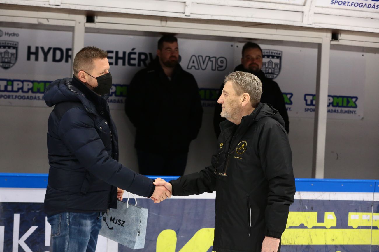 Születésnapján köszöntötték a jégkorongsport élő legendáját, idősebb Ocskay Gábort