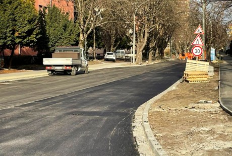 Már aszfaltoznak a Prohászka úton - újabb szakaszba lépett a beruházás