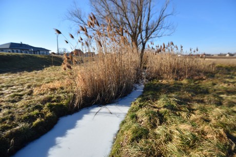 Ipari szennyezés a Gugásvölgyi záportározónál - nem került be a városi vízfolyásokba