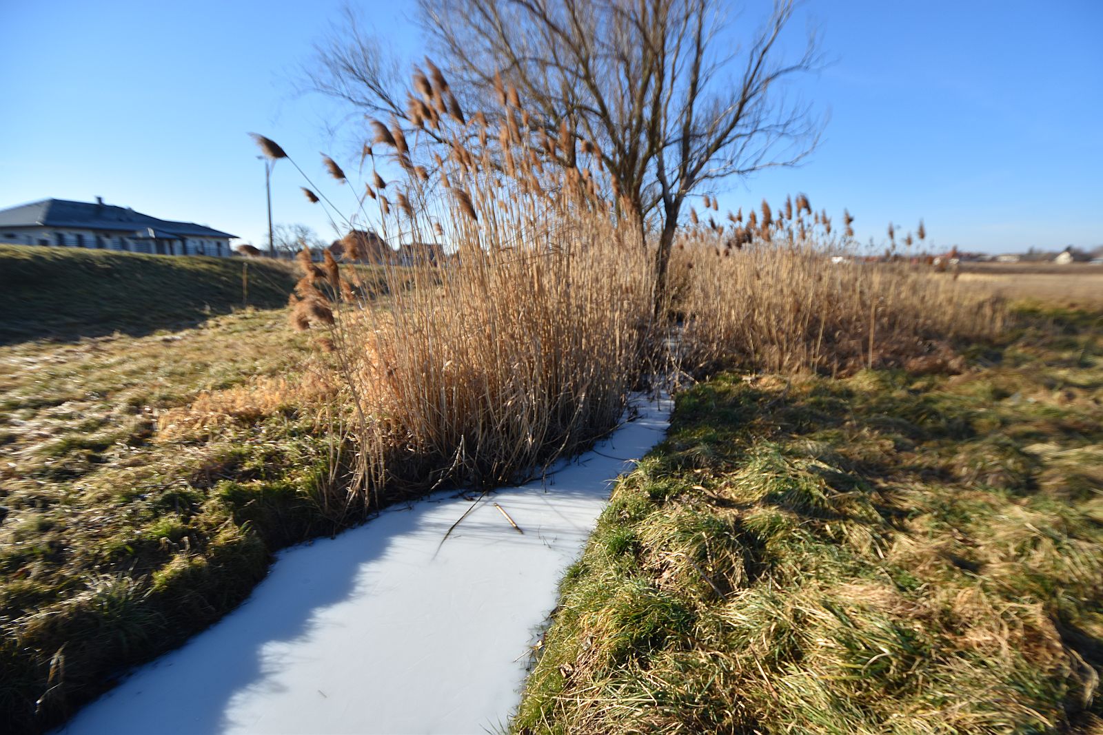 Ipari szennyezés a Gugásvölgyi záportározónál - nem került be a városi vízfolyásokba