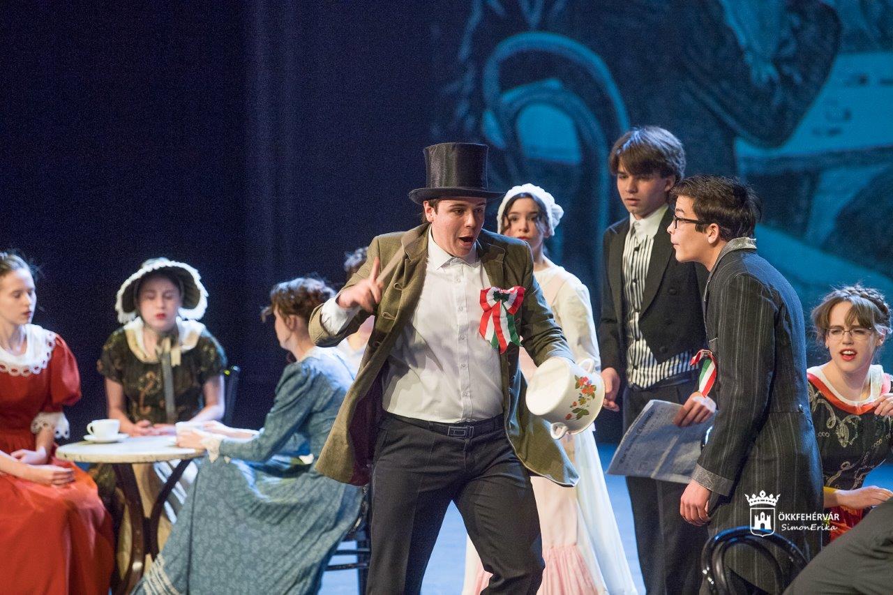 Égő szivárvány százezer virágbul - Petőfi örök