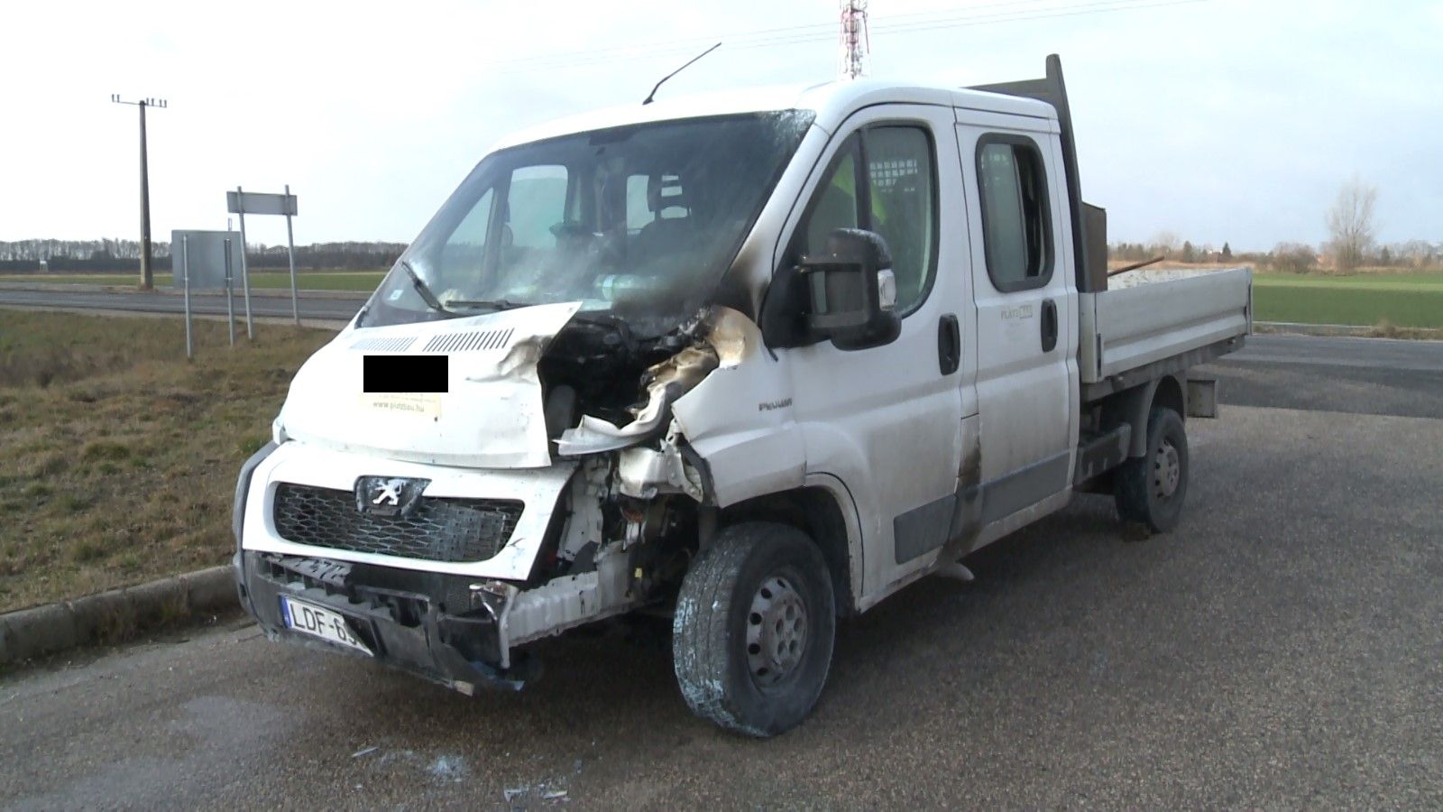 Kigyulladt egy kisteherautó a Balatoni úton történt balesetben