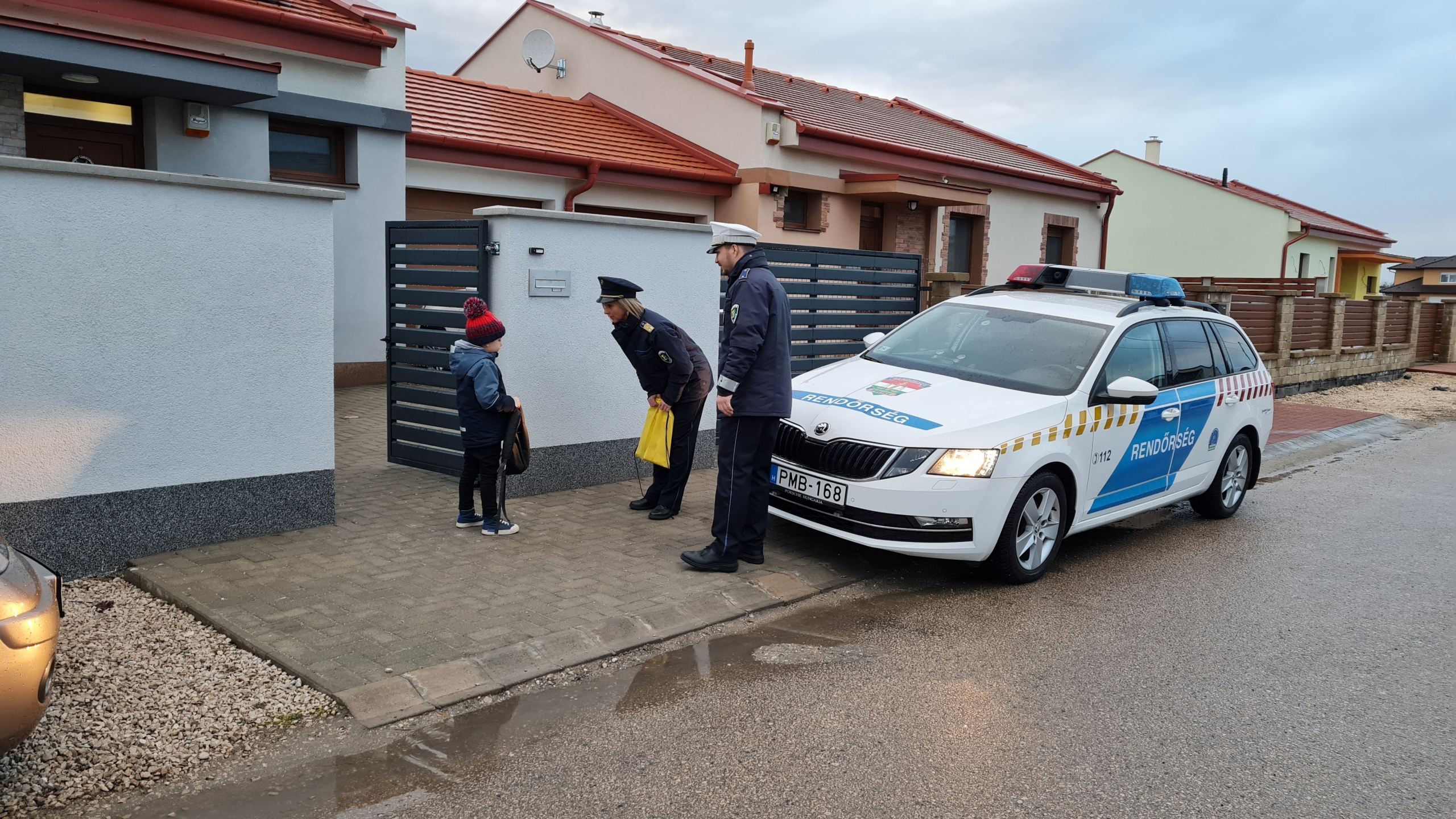 Névnapi meglepetés - rendőrök vittek óvodába egy székesfehérvári kisfiút