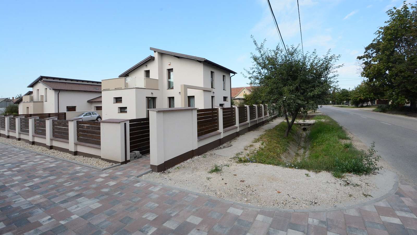 Az ingatlanok előtti közterületen végzett bármilyen építési munka engedélyköteles