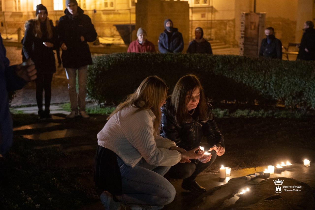 Mécsesgyújtás a békéért  Székesfehérvár Belvárosában