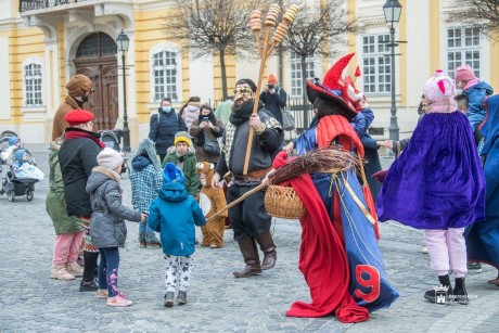 Télűző körtánccal űzte el a telet a farsangi jelmezes felvonulás Fehérváron