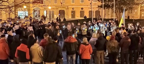 Ukrán vendégmunkások tüntettek a békéért Székesfehérváron