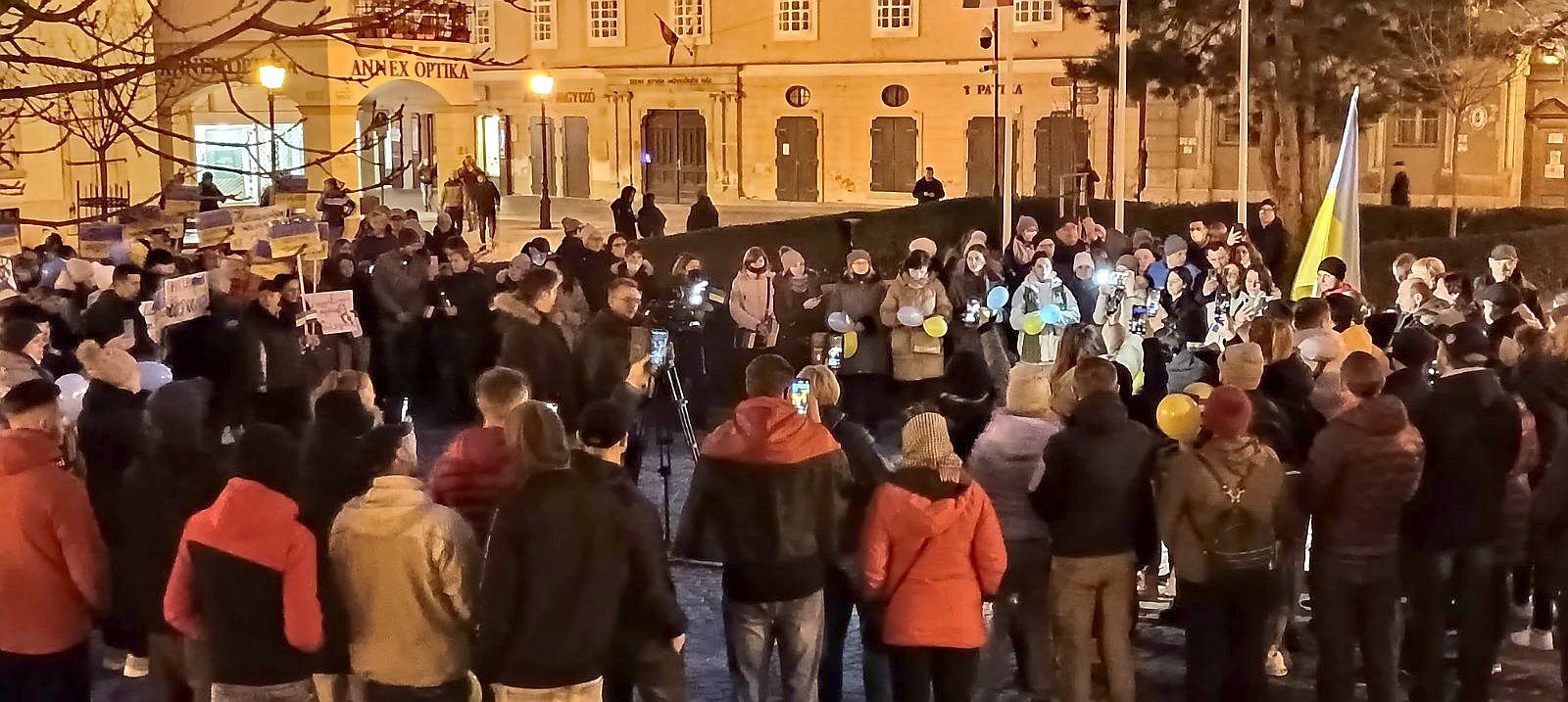 Ukrán vendégmunkások tüntettek a békéért Székesfehérváron