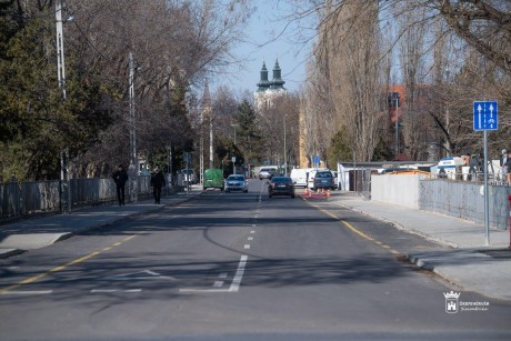 Elkészültek az új kerékpársávok és kerékpáros nyomvonalak is a Hosszúsétatéren