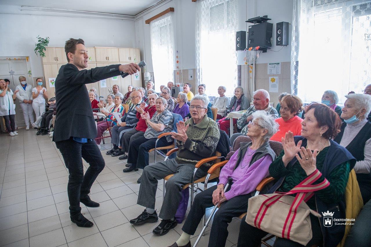 Nőnapi meglepetés időseknek - tavaszi dalcsokor a Vörösmarty Színháztól
