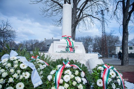 Újraavatták a repülőhalált halt bajtársak emlékművét a Vásárhelyi úton