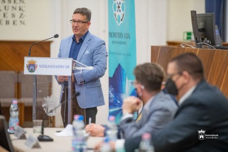 Generációk harca Ukrajnában? - folytatódik a Közéleti Klub március 10-én