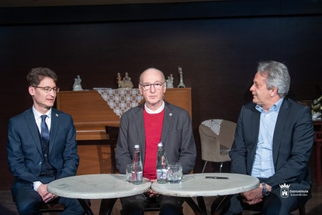 Jótékonysági előadással és szállítással segít a színház