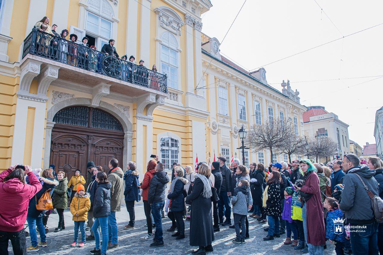 Becsüljük meg a szabadságunkat! - utcaszínházzal ünnepelt Székesfehérvár
