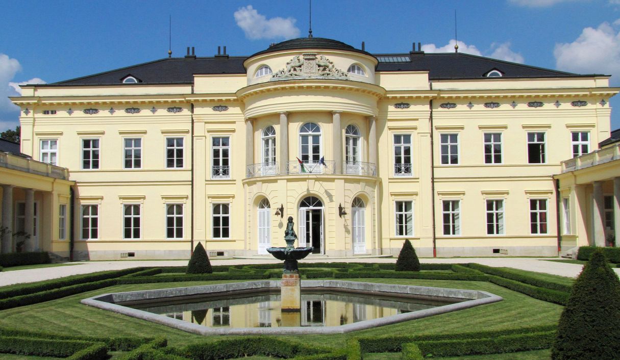 Nemzetközi konferencia nevelésről és oktatásról a Károlyi kastélyban