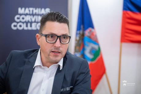 Régebb óta olvasok, mint zenélek - beszélgetés Kovács Ákossal új novelláskötetéről