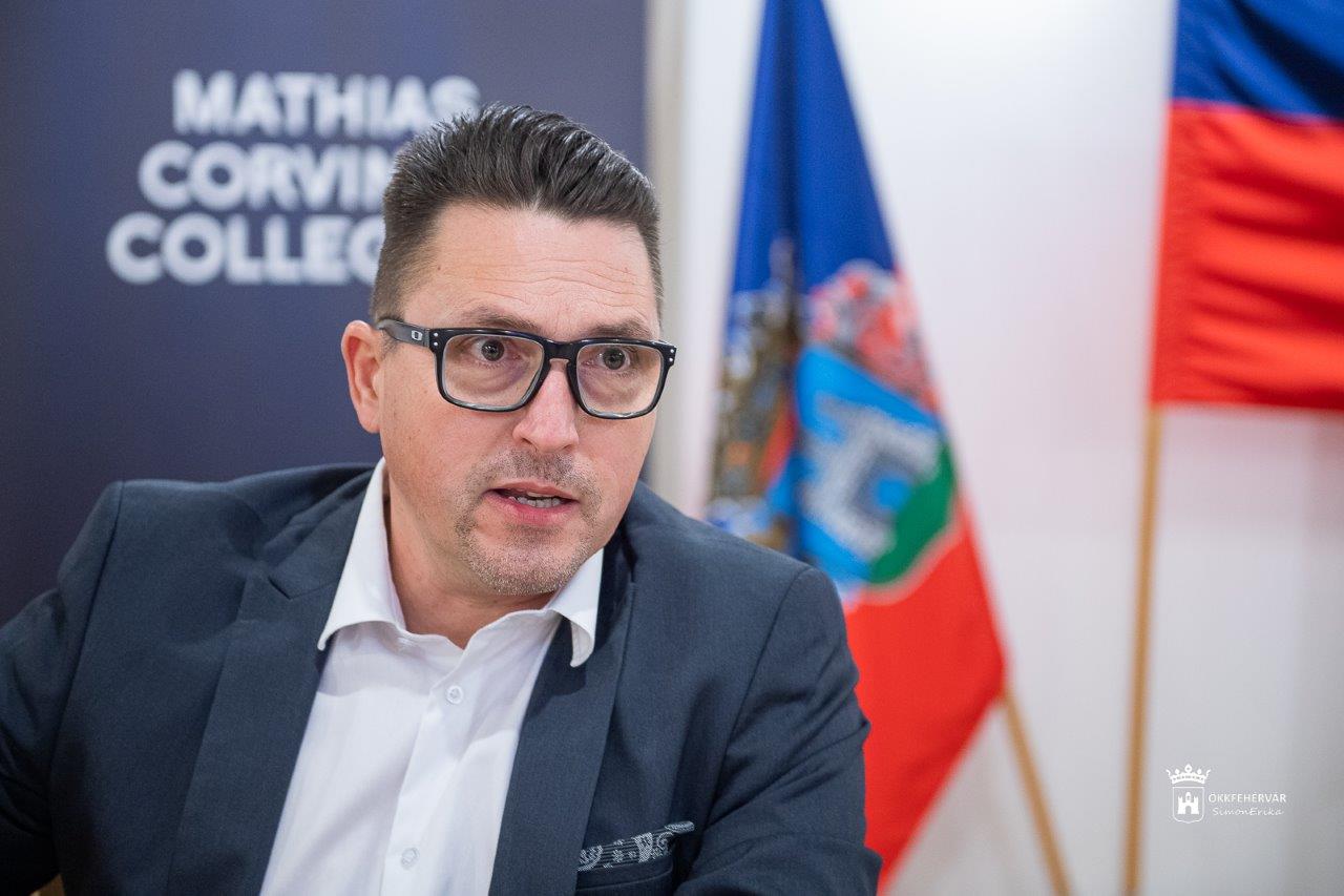 Régebb óta olvasok, mint zenélek - beszélgetés Kovács Ákossal új novelláskötetéről