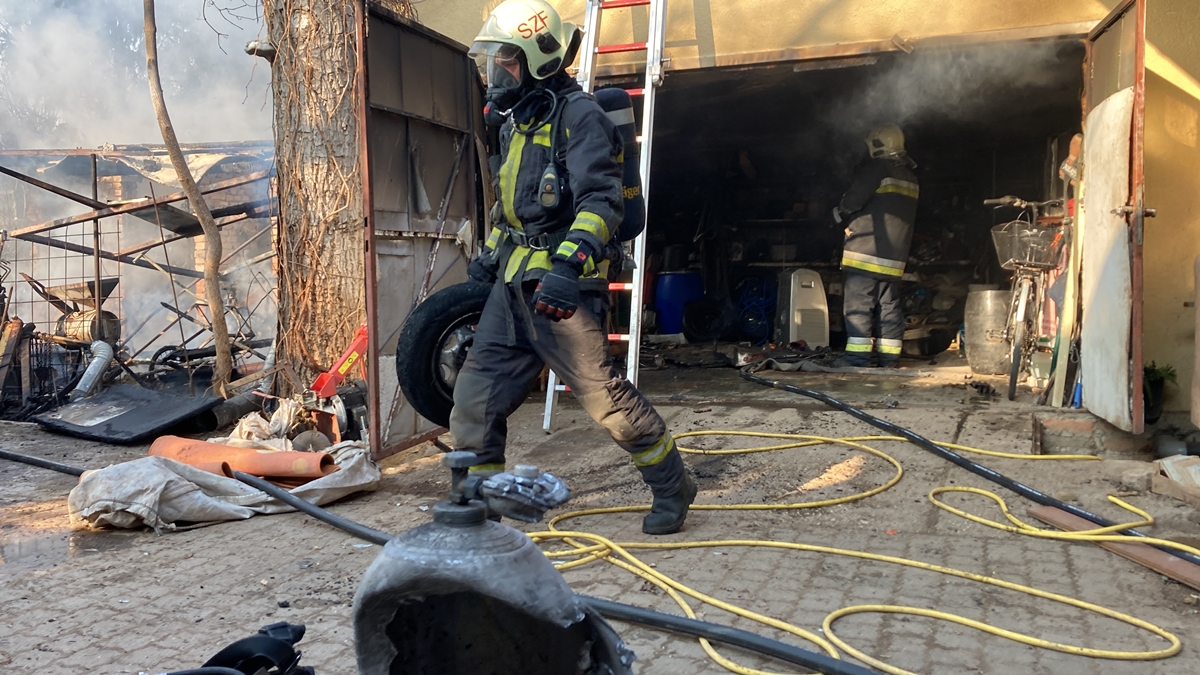 Melléképület égett Székesfehérváron - felrobbant egy gázpalack is