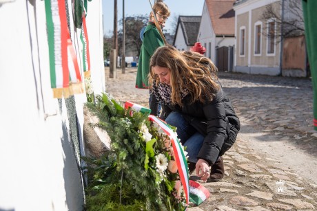 Koszorúzással emlékeztek a II. világháborús mártírokra a Rác utcában