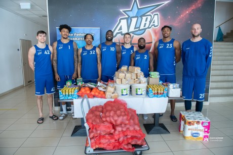 A fehérvári kosarasok is gyűjtöttek az ukrán menekültek megsegítésére