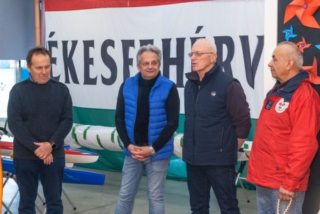 Új versenykajakot vehettek át a Vitál Club Székesfehérvár fiatal tehetségei