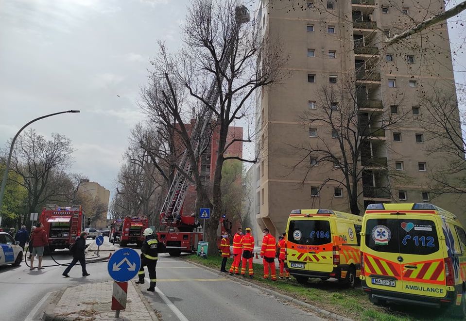 Mindenki kimenekült - kigyulladt egy társasházi lakás Székesfehérváron a Lövölde úton