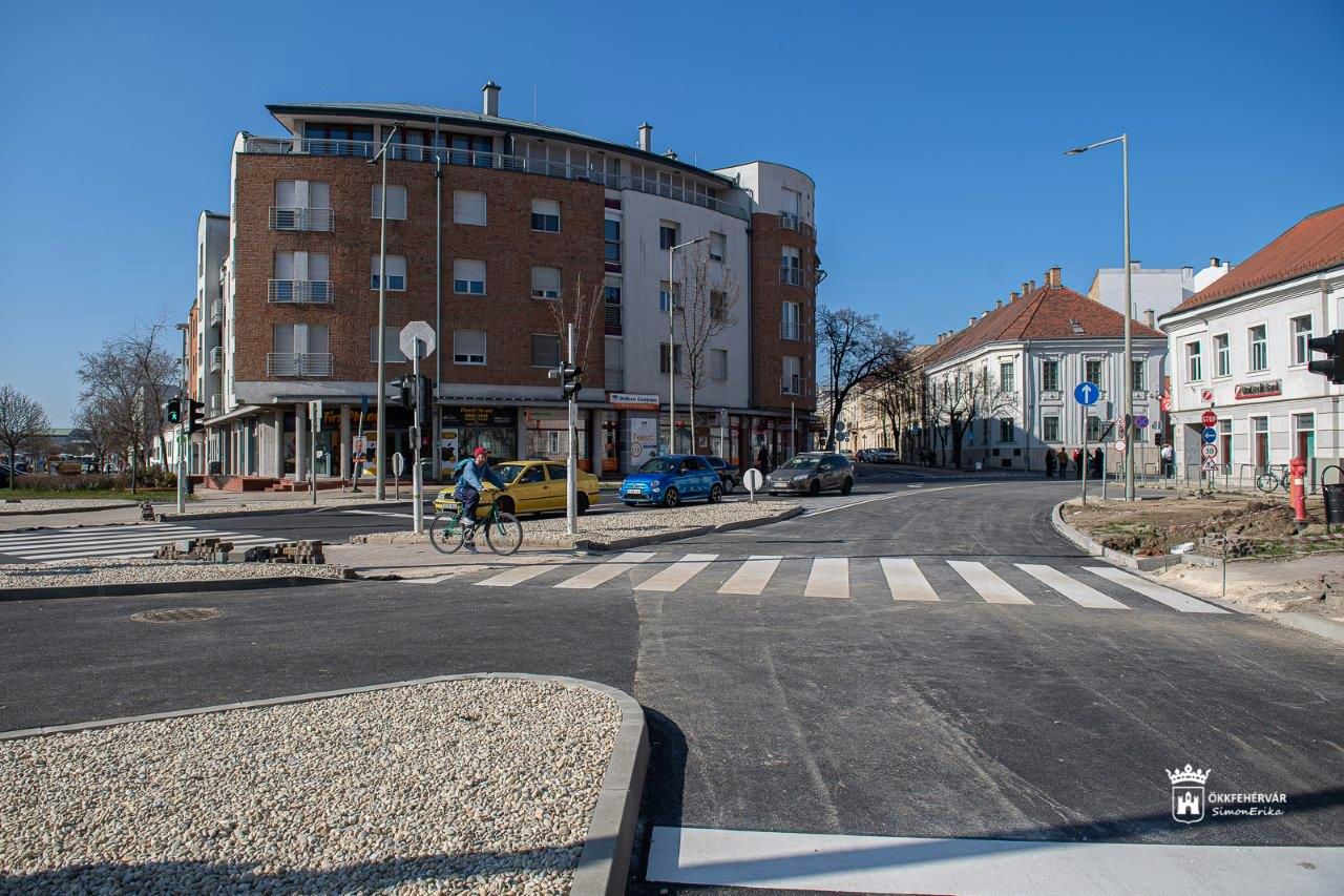 Pénteken délután feloldják az útzárat a kis Budai úton és a csomópontban is