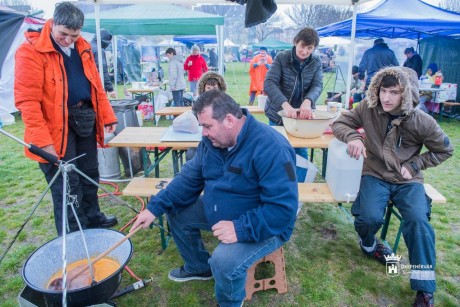 Esőben is jókedvvel főztek a VIII. Fehérvári Halünnepen