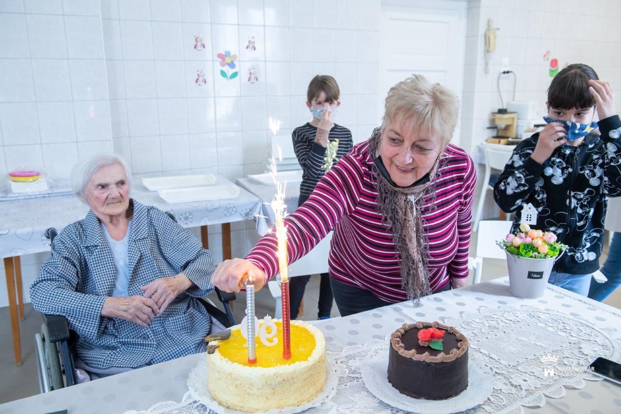 A 90 éves Pálmai Józsefnét köszöntötték a Rákóczi Utcai Idősek Otthonában