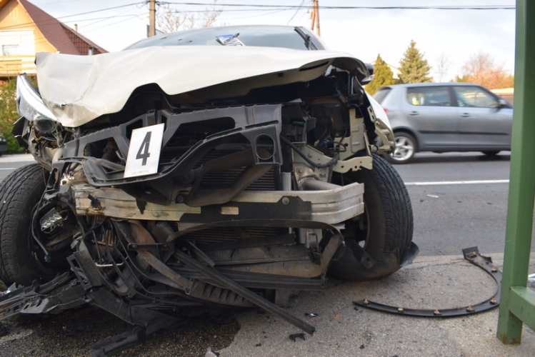 Mindkét sofőr megsérült - baleset a Sárkeresztúri úton