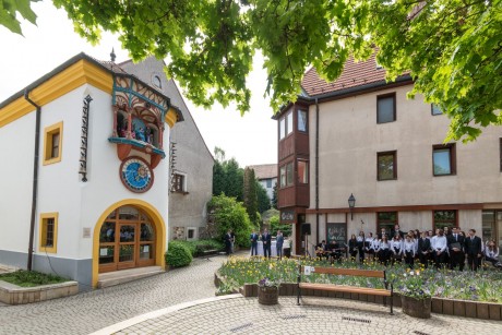 Az Órajátéknál köszöntötték a ballagó diákok osztályfőnökeit