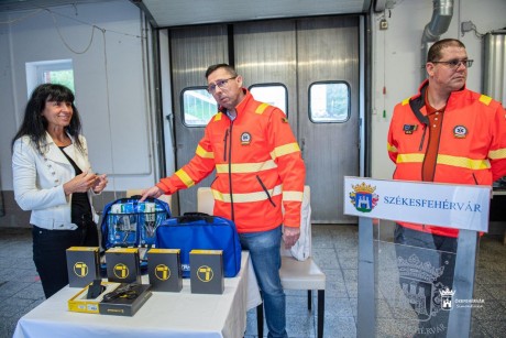 Nagyértékű adományokkal segítik a mentősök munkáját