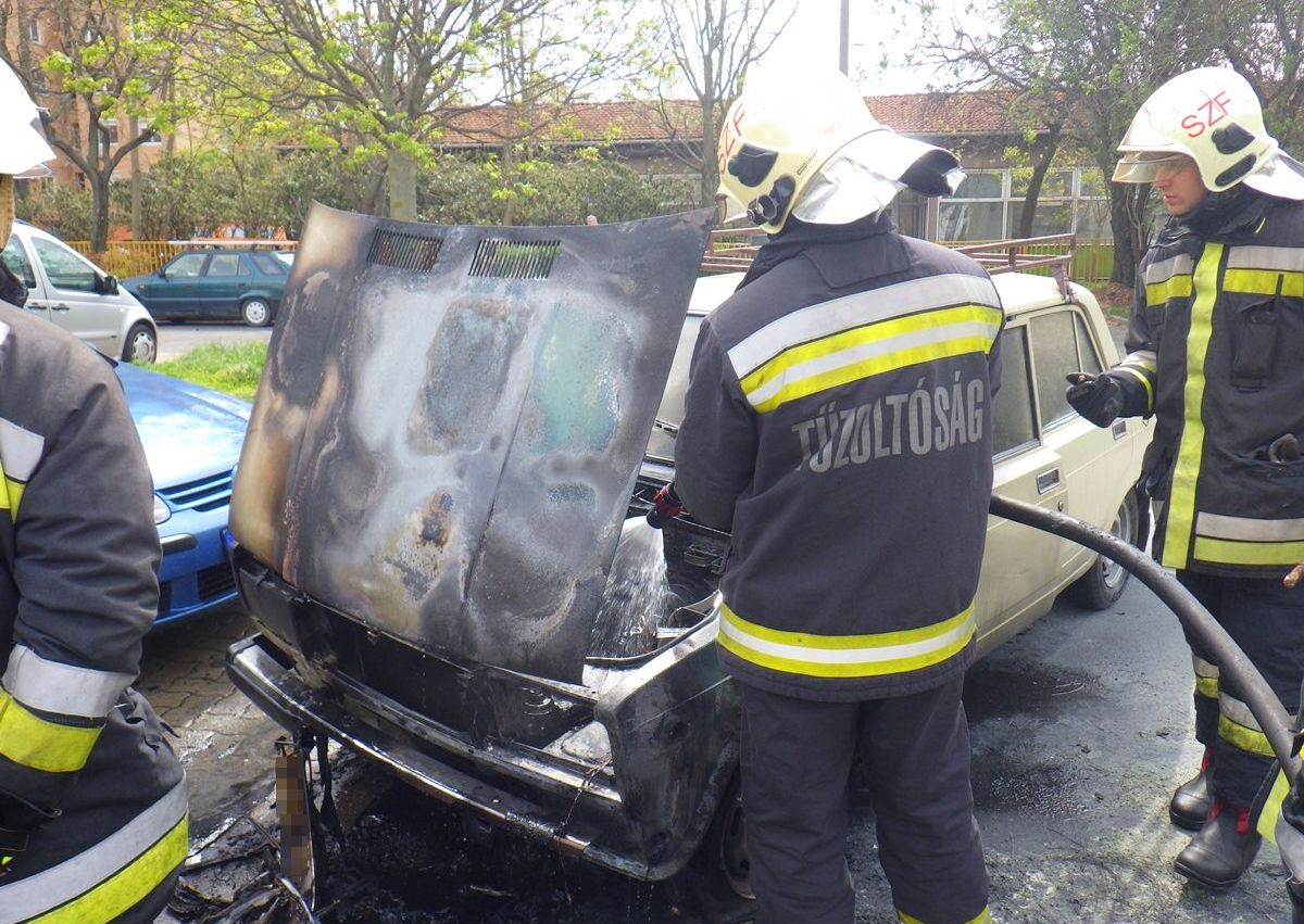Kigyulladt egy autó Székesfehérváron - a tűz átterjedt egy fára is