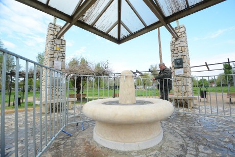 Elkészült a Csitáry kút felújítása - csütörtökön reggel daruzták a helyére a kútfejet