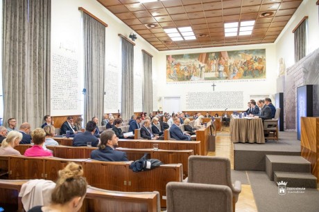 Iskolafelújításról, köztéri alkotásokról és a színházigazgatóról is döntött a Közgyűlés