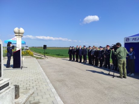 A közúti balesetek áldozataira emlékeztek a 62-es főút mentén kialakított emlékhelyen