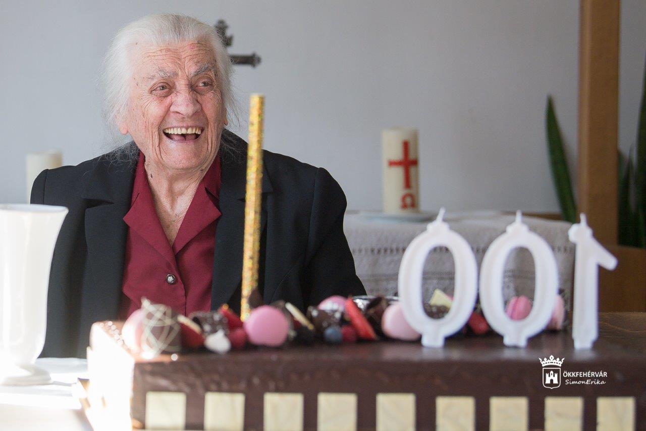 Isten éltesse Gizi nénit századik születésnapján!