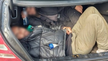 Embercsempészt fogtak el a Fejér megyei rendőrök - még a csomagtartóban is feküdtek