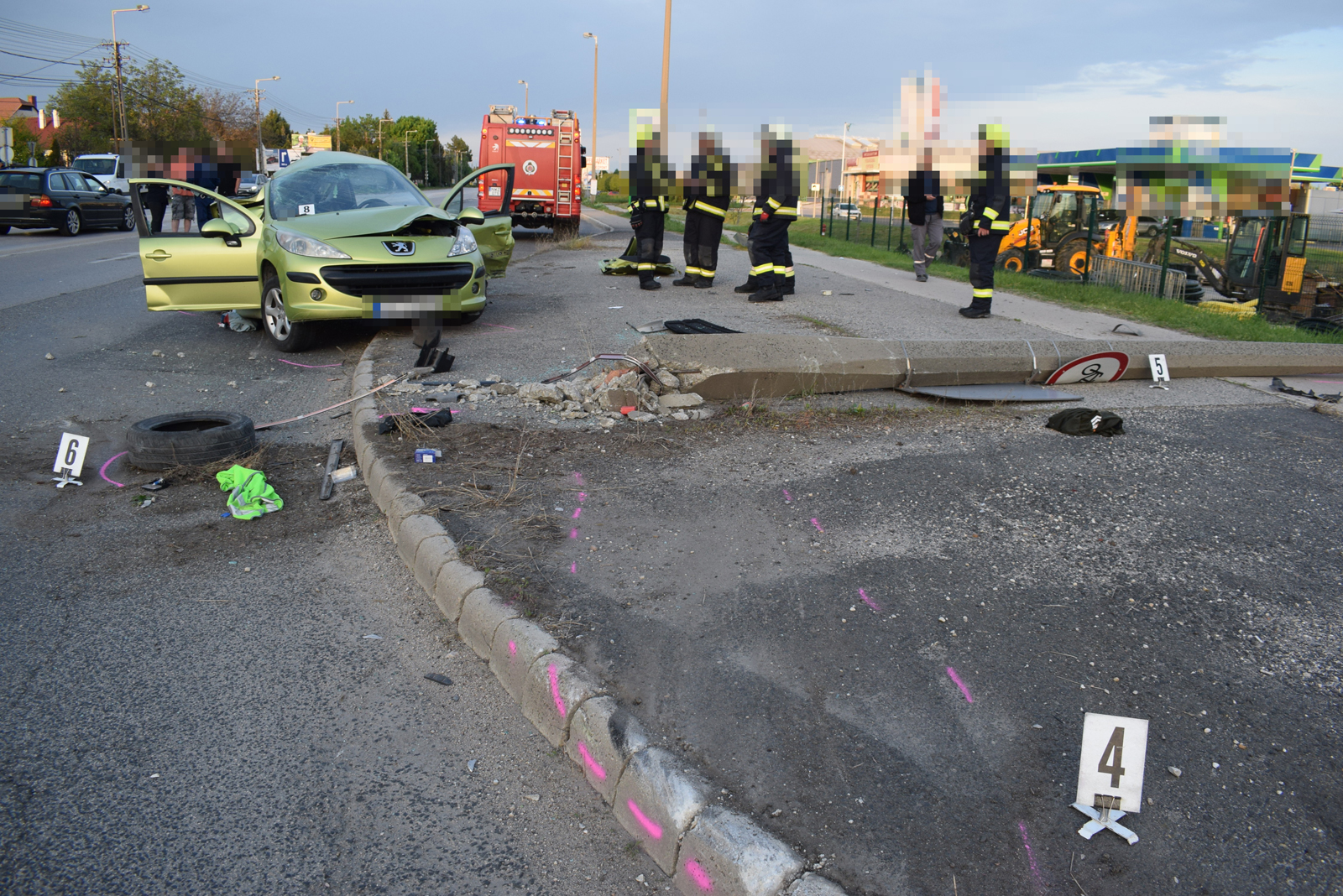 Száguldozott a Budai úton, átment a piroson, majd balesetet okozott