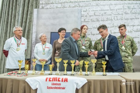 Sikeres sportlövészek látogattak a Városházára