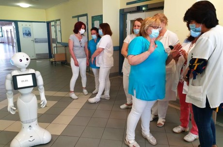 Higi robot is ellátogatott a Szent György Kórházba a kézhigiénés világnapon