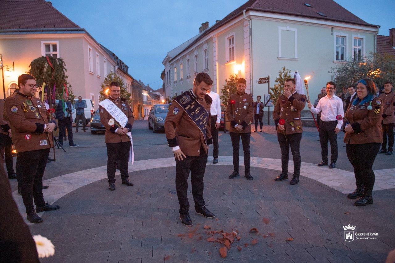 Világost a Geósnak – a selmeci hagyományok szerint köszöntek el a valétálók Fehérvártól
