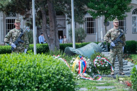 Koszorúzások Székesfehérváron - a II. világháború hősei és áldozatai előtt tisztelegtek