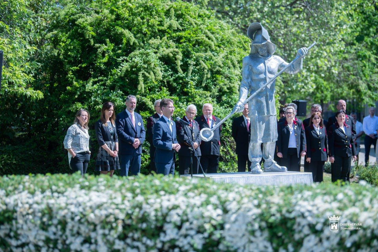 A KOHÁSZ szobrával tiszteleg szakemberei előtt az Arconic-Köfém