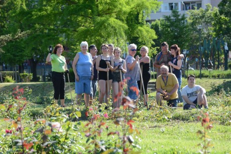 Facebookon szerveződtek - a Rózsaliget gazolásában segítenek