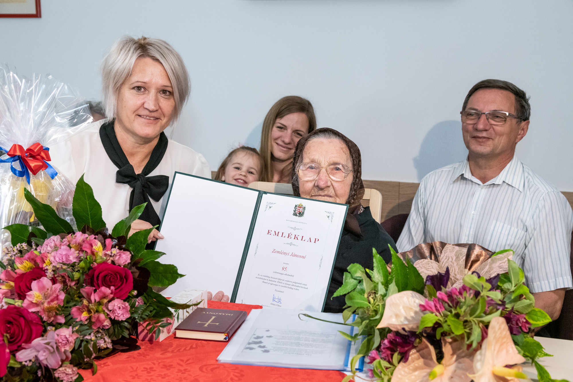 A 95 éves Zemlényi Jánosnét köszöntötték a Zsolt Utcai Gondozási Központban